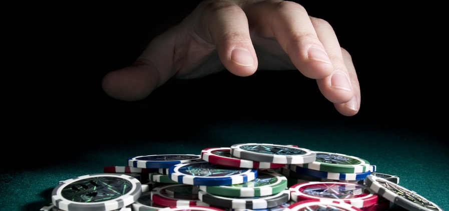 How do casinos make money on poker